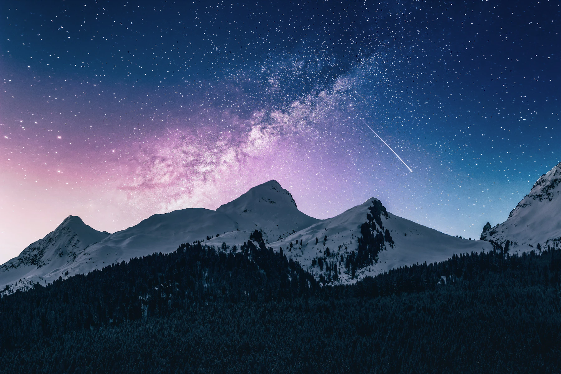 Céu noturno em tons de violeta sobre paisagem silenciosa