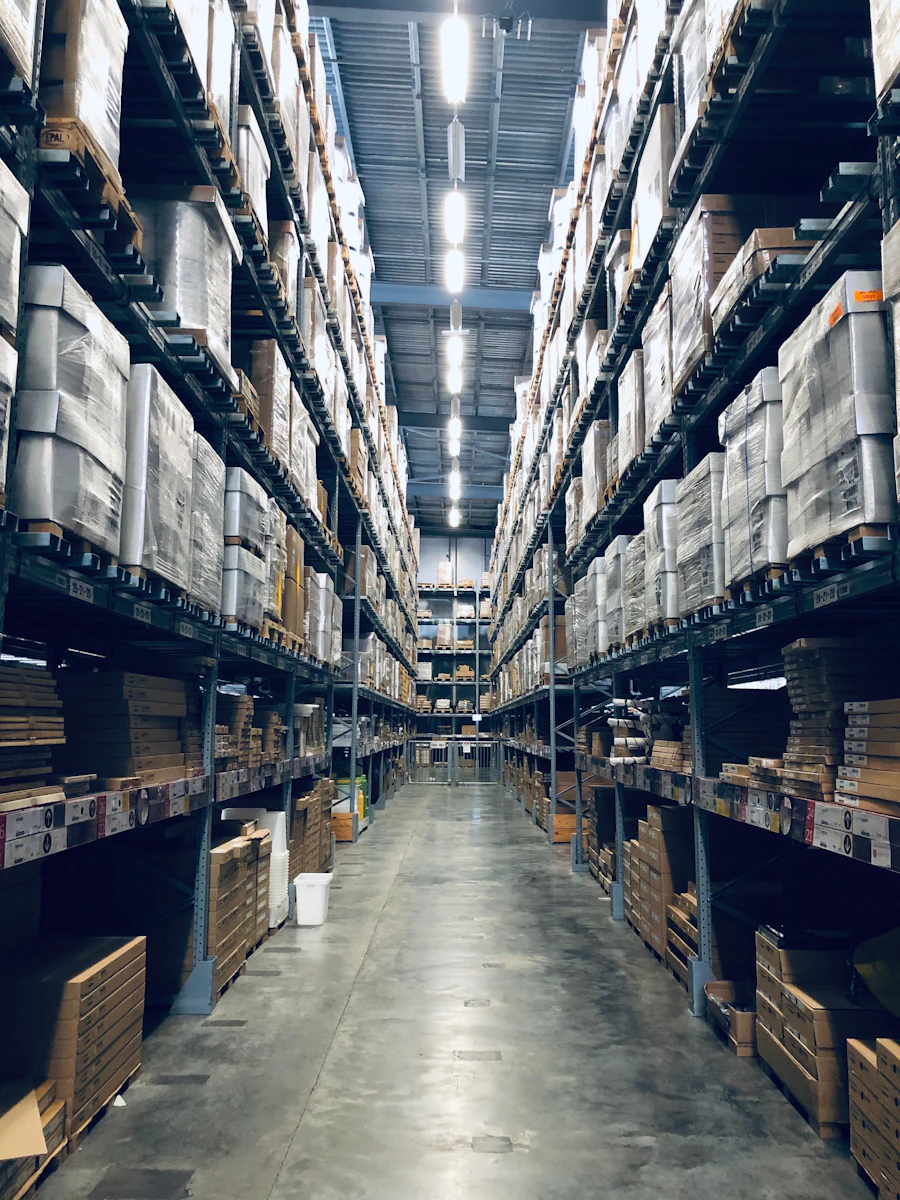 Mesa de trabalho com anotações, embalagens e amostras de produto